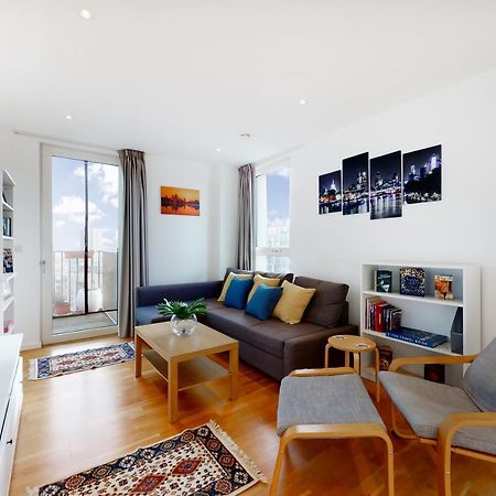 Lovely 2 Bedroom Flat With Balcony In Stratford لندن المظهر الخارجي الصورة