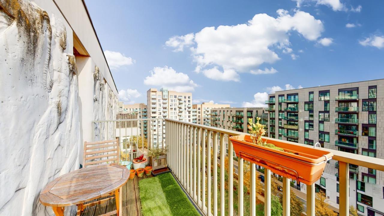 Lovely 2 Bedroom Flat With Balcony In Stratford لندن المظهر الخارجي الصورة