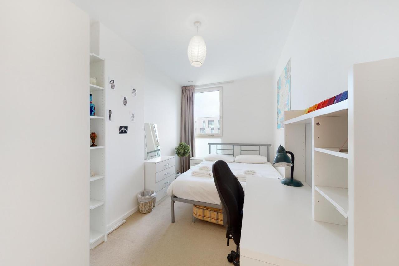 Lovely 2 Bedroom Flat With Balcony In Stratford لندن المظهر الخارجي الصورة